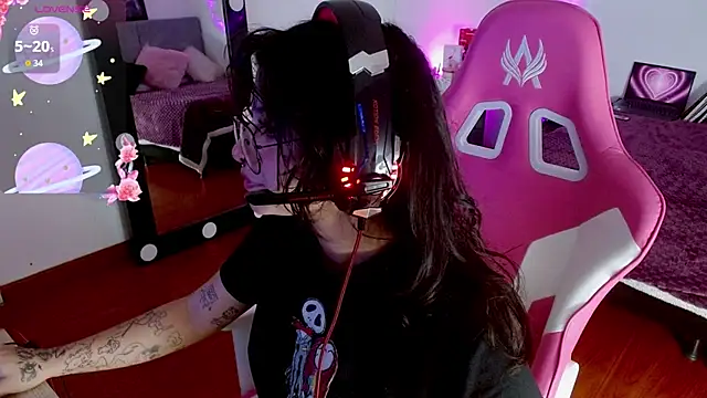 larah uwu online show from 15, 9, 2025