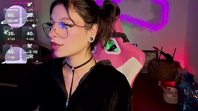 larah uwu online show from 17, 3, 2026