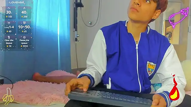 Snapshot of spicy_adonhis chatting on 27, 10, 2025 spicy adonhis online show from 27, 10, 2025