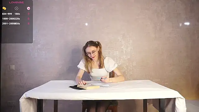 Snapshot of BeatrixHiett chatting on 4, 10, 2025 BeatrixHiett online show from 4, 10, 2025
