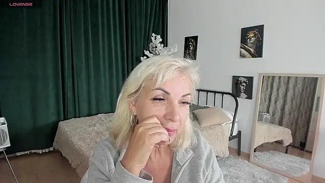 Snapshot of LiliaMoons chatting on 13, 10, 2025 LiliaMoons online show from 13, 10, 2025