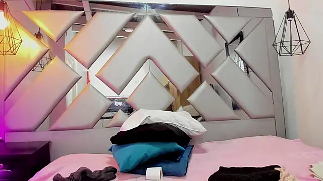 Lorenn Hill online show from 2, 10, 2025