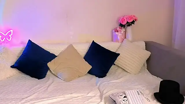 Snapshot of Bella_Hillss chatting on 6, 11, 2025 Bella Hillss online show from 6, 11, 2025