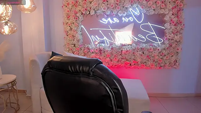 MiaLaurence online show from 5, 10, 2025