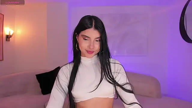 MiaLaurence online show from 8, 11, 2025