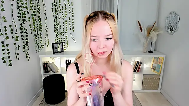 BellaMontgomery online show from 2, 11, 2025