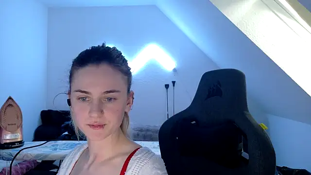 Snapshot of Melly4You chatting on 17, 5, 2026 Melly4You online show from 17, 5, 2026