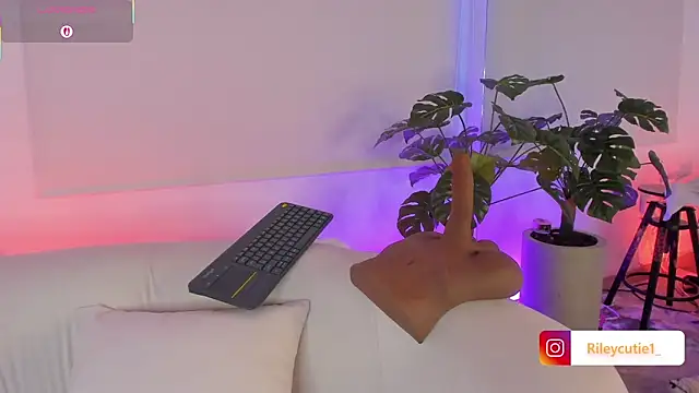 Cutie Riley online show from 2, 12, 2025