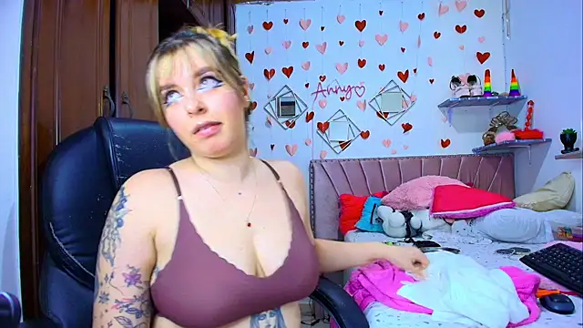 Snapshot of Anny_Hurtado chatting on 17, 11, 2025 Anny Hurtado online show from 17, 11, 2025