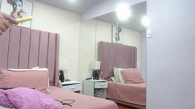 AriannaAdames online show from 6, 4, 2026