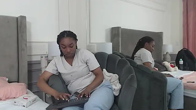 Snapshot of NatashaSilver chatting on 9, 10, 2025 NatashaSilver online show from 9, 10, 2025