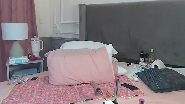 Snapshot of NatashaSilver chatting on 13, 12, 2025 NatashaSilver online show from 13, 12, 2025