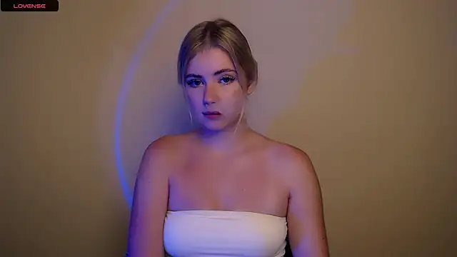 Snapshot of AliceHotty_ chatting on 28, 10, 2025 AliceHotty online show from 28, 10, 2025