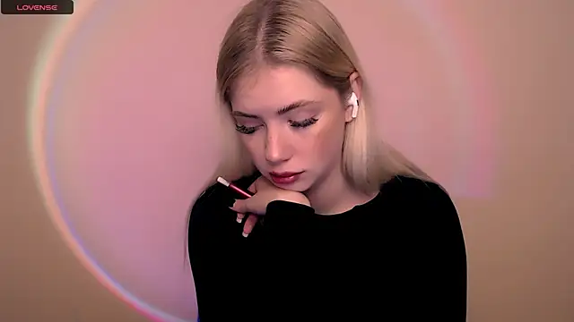 Snapshot of AliceHotty_ chatting on 14, 11, 2025 AliceHotty online show from 14, 11, 2025