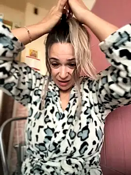 iSelena online show from 25, 9, 2025