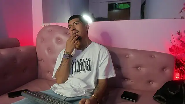 Snapshot of AxelAndJeremy chatting on 28, 9, 2025 AxelAndJeremy online show from 28, 9, 2025