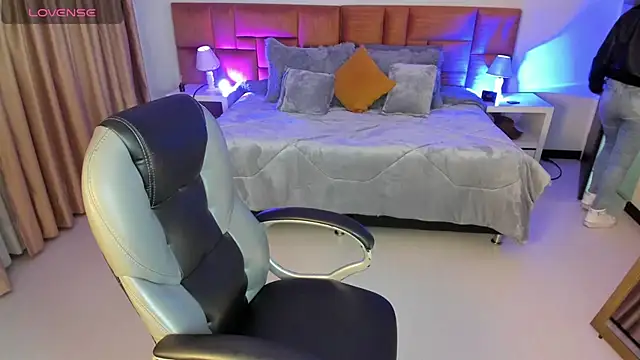 Snapshot of Catti_Brie chatting on 10, 9, 2025 Catti Brie online show from 10, 9, 2025