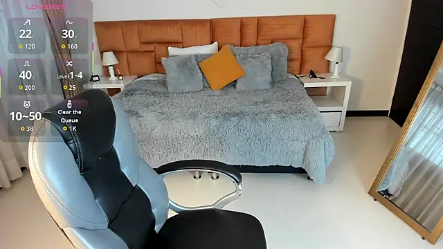 Snapshot of Catti_Brie chatting on 8, 10, 2025 Catti Brie online show from 8, 10, 2025