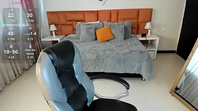 Snapshot of Catti_Brie chatting on 9, 10, 2025 Catti Brie online show from 9, 10, 2025