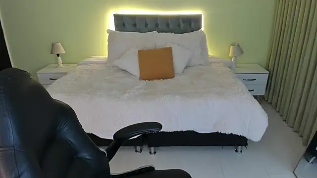 Snapshot of Catti_Brie chatting on 25, 10, 2025 Catti Brie online show from 25, 10, 2025