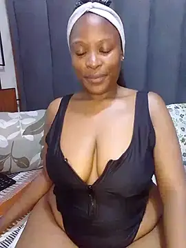 Snapshot of MrsMxx25 chatting on 7, 10, 2025 MrsMxx25 online show from 7, 10, 2025