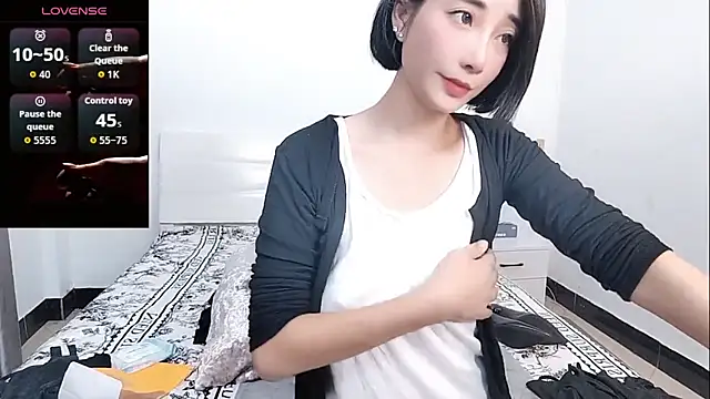 Snapshot of YIWA-2000 chatting on 2, 11, 2025 YIWA-2000 online show from 2, 11, 2025