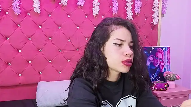 Nanis James online show from 11, 11, 2025