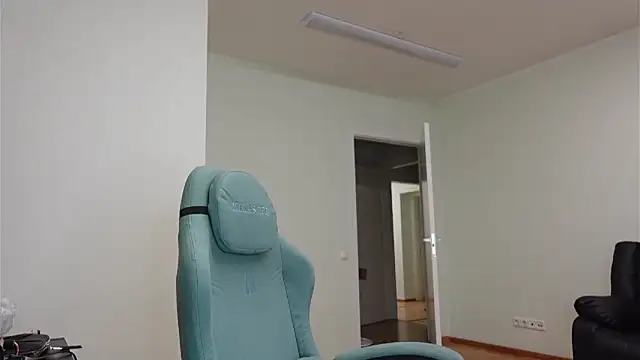 Snapshot of Laura_Chaplin chatting on 27, 10, 2025 Laura Chaplin online show from 27, 10, 2025