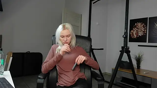 Snapshot of Laura_Chaplin chatting on 9, 11, 2025 Laura Chaplin online show from 9, 11, 2025