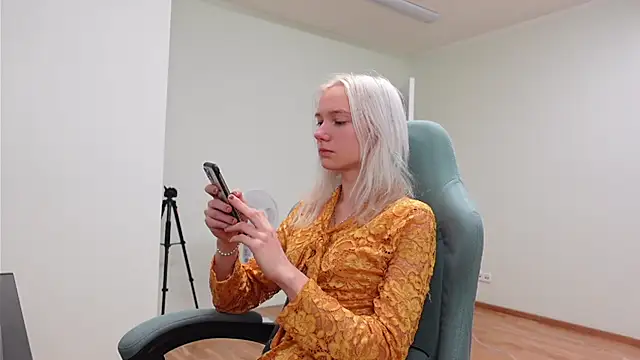 Snapshot of Laura_Chaplin chatting on 23, 11, 2025 Laura Chaplin online show from 23, 11, 2025