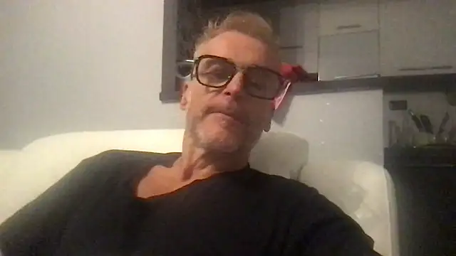 Snapshot of Axl_hot chatting on 22, 9, 2025 Axl hot online show from 22, 9, 2025