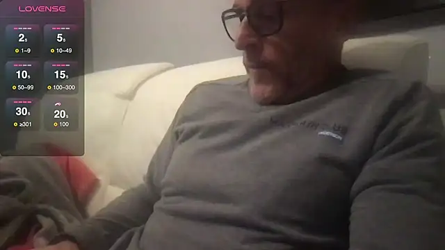 Snapshot of Axl_hot chatting on 10, 10, 2025 Axl hot online show from 10, 10, 2025