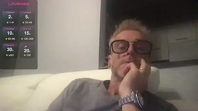 Snapshot of Axl_hot chatting on 11, 10, 2025 Axl hot online show from 11, 10, 2025