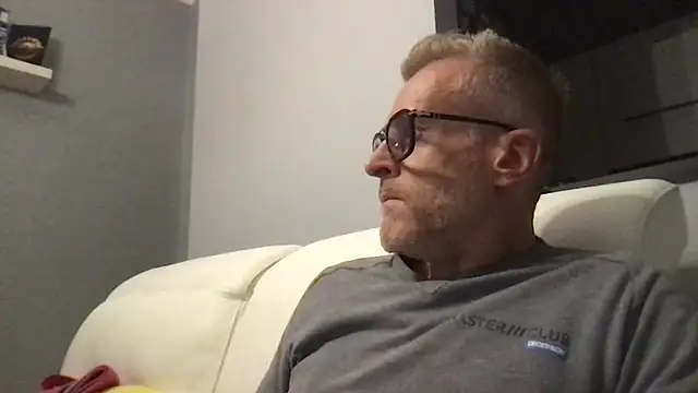 Snapshot of Axl_hot chatting on 4, 11, 2025 Axl hot online show from 4, 11, 2025