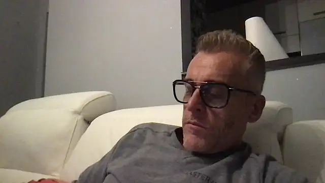 Snapshot of Axl_hot chatting on 8, 11, 2025 Axl hot online show from 8, 11, 2025