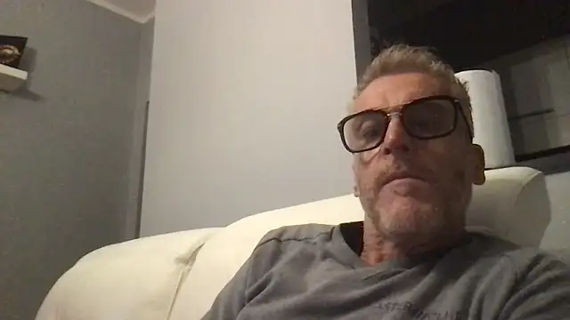 Snapshot of Axl_hot chatting on 14, 11, 2025 Axl hot online show from 14, 11, 2025