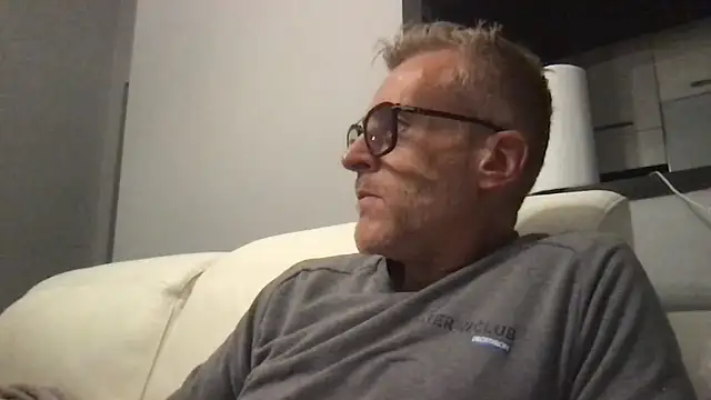 Axl hot online show from 15, 11, 2025