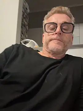 Snapshot of Axl_hot chatting on 5, 4, 2026 Axl hot online show from 5, 4, 2026