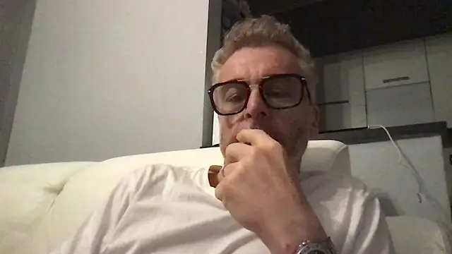 Snapshot of Axl_hot chatting on 12, 4, 2026 Axl hot online show from 12, 4, 2026