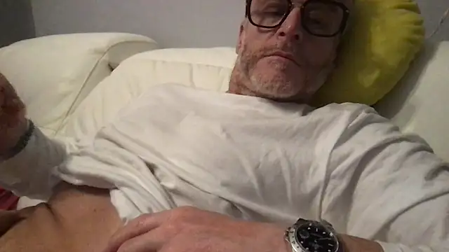 Snapshot of Axl_hot chatting on 16, 4, 2026 Axl hot online show from 16, 4, 2026