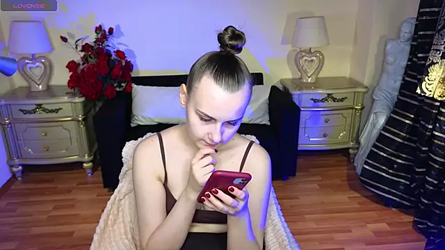 Kelly Cartier online show from 4, 10, 2025