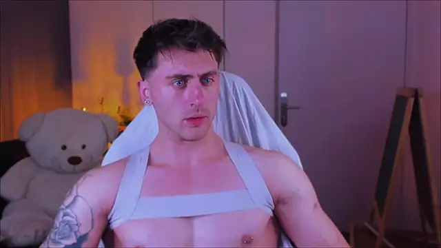 Snapshot of Oscar_Miller_ chatting on 13, 11, 2025 Oscar Miller online show from 13, 11, 2025