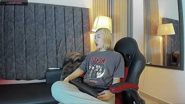 Snapshot of rubby_lux chatting on 21, 11, 2025 rubby lux online show from 21, 11, 2025