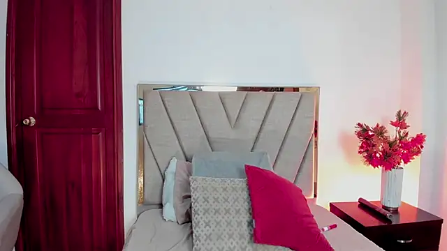 Snapshot of SerenaAveline chatting on 12, 10, 2025 SerenaAveline online show from 12, 10, 2025