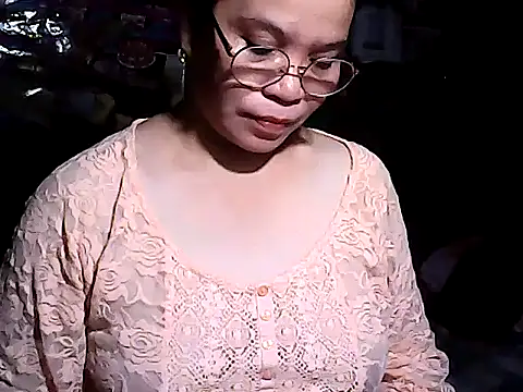 Snapshot of Adeline05 chatting on 4, 12, 2025 Adeline05 online show from 4, 12, 2025