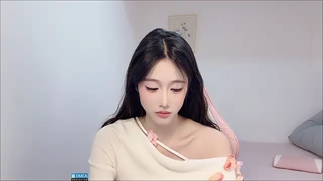 Snapshot of R_R6 chatting on 6, 10, 2025 R R6 online show from 6, 10, 2025