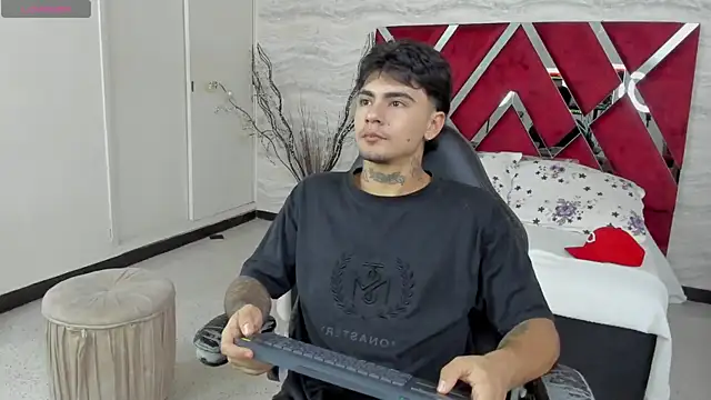 Snapshot of JamesDeker chatting on 23, 10, 2025 JamesDeker online show from 23, 10, 2025