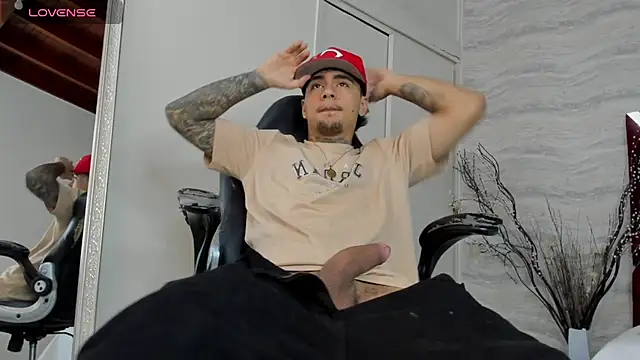 Snapshot of JamesDeker chatting on 29, 10, 2025 JamesDeker online show from 29, 10, 2025