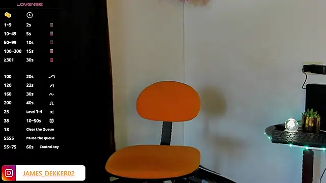 Snapshot of JamesDeker chatting on 10, 11, 2025 JamesDeker online show from 10, 11, 2025