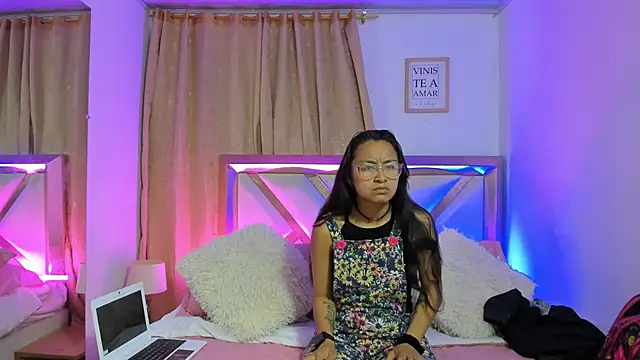 Snapshot of bravepetunia chatting on 17, 10, 2025 bravepetunia online show from 17, 10, 2025